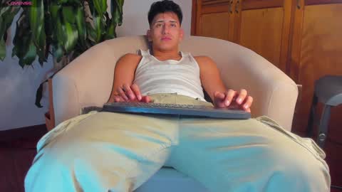 Snapshot of adrikcano_m chatting on December 4, 2:31 am Santi online show from December 4, 2:31 am