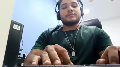 Snapshot of aj_cooper90_ chatting on December 28, 3:47 am Esteban online show from December 28, 3:47 am