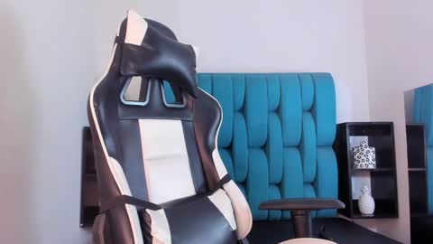 alannaughty_ online show from January 24, 11:34 pm