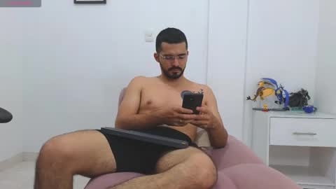 alejandroo_7 online show from January 18, 9:39 pm