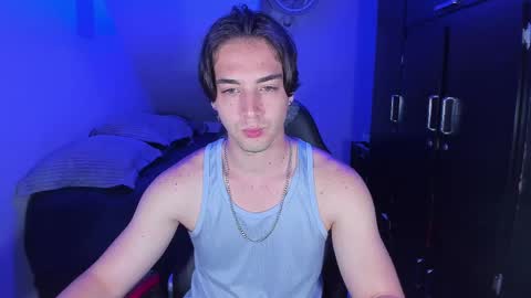 Snapshot of alex_smith0 chatting on September 19, 2:23 am     online show from September 19, 2:23 am