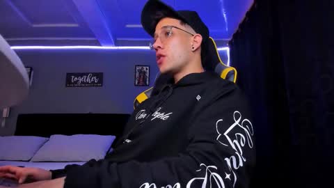 alexgiraldo__ online show from December 2, 11:46 am