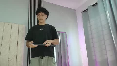 Snapshot of andres_cream chatting on October 5, 12:31 pm andres_cream online show from October 5, 12:31 pm