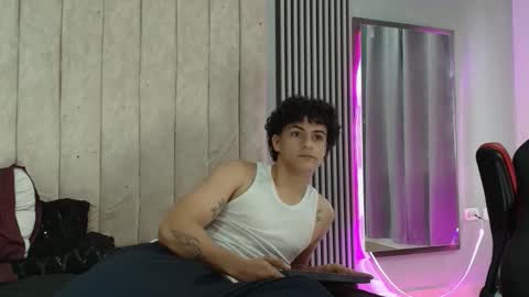 Snapshot of andres_cream chatting on October 7, 12:53 pm andres_cream online show from October 7, 12:53 pm