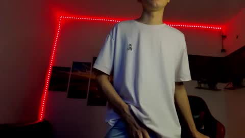Snapshot of andrew_2811 chatting on October 19, 8:17 am andrew_2811 online show from October 19, 8:17 am