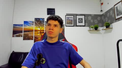 andrew_2811 online show from December 14, 5:36 am