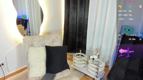 Andrew Jones Independient model  online show from February 22, 2:27 pm