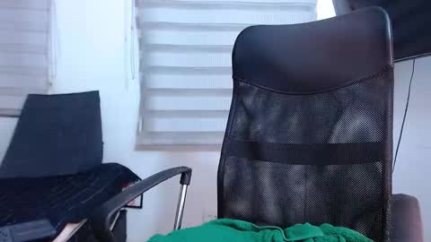 andrew_holden__ online show from February 21, 2:01 am