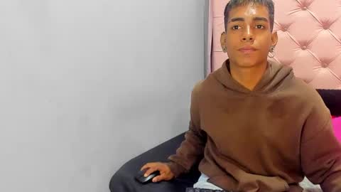 Snapshot of andyclouds21 chatting on October 12, 3:50 pm andyclouds21 online show from October 12, 3:50 pm