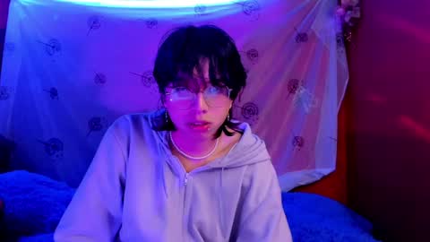 Snapshot of angellonfire chatting on December 4, 7:06 am Angel  online show from December 4, 7:06 am