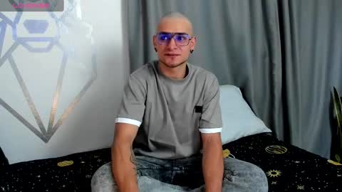Snapshot of aron_santoro1 chatting on December 24, 11:33 pm Aron Santoro online show from December 24, 11:33 pm