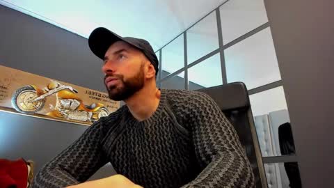 Snapshot of arongrant chatting on December 23, 8:33 am AronGrant online show from December 23, 8:33 am