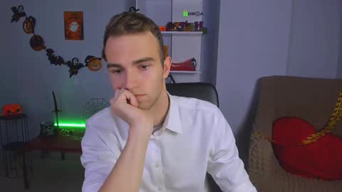 astren online show from October 28, 1:24 pm