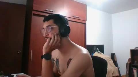 averagelatinbiguy online show from April 8, 9:52 am