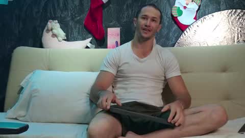 Axel Fairchaild online show from December 5, 2:02 pm