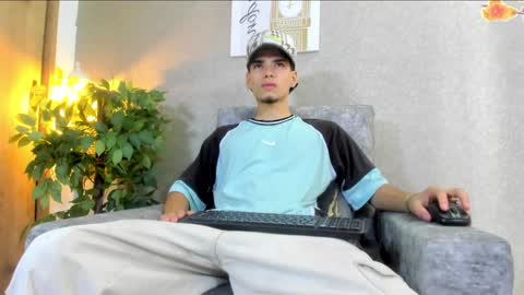 Snapshot of axel_wiliams chatting on October 6, 6:56 pm axel  online show from October 6, 6:56 pm