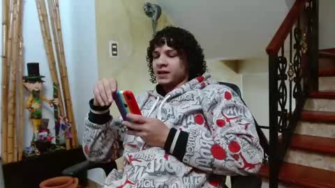 independent model online show from December 12, 4:15 am