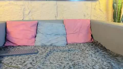 independent model online show from October 7, 5:11 am