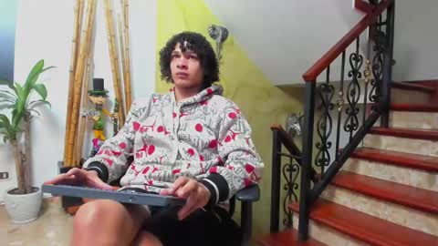 independent model online show from December 3, 2:34 am