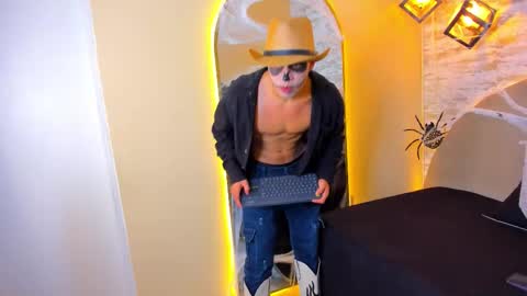 BENJAMIN online show from October 31, 8:45 pm