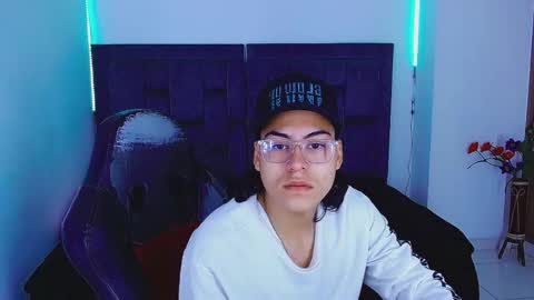 Snapshot of blade_sensual chatting on October 18, 9:47 am blade_sensual online show from October 18, 9:47 am