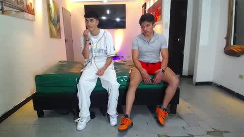 THOMAS AND DAMIAND online show from January 5, 7:06 pm