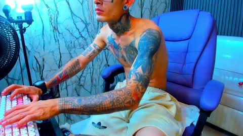 boy_tatto77 online show from March 26, 6:23 pm