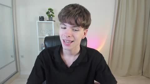 Hey I am Calvin  online show from December 6, 7:12 pm