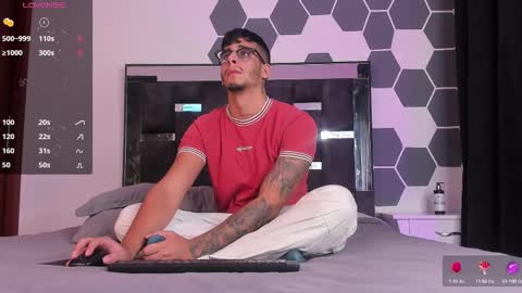   INDEPENDENT MODEL online show from February 13, 11:15 pm