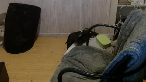Snapshot of chriser_xxx chatting on December 11, 6:16 pm chriser_xxx online show from December 11, 6:16 pm
