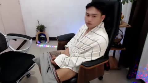 cuteasianlee online show from December 17, 6:25 pm