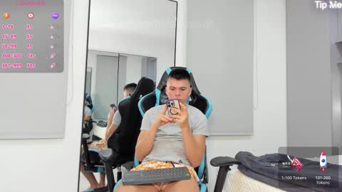 Snapshot of daddyrich4u chatting on October 15, 12:29 am daddyrich4u online show from October 15, 12:29 am