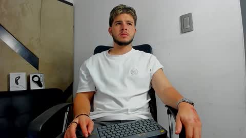 Snapshot of danielclarton chatting on September 9, 2:22 am DANIEL online show from September 9, 2:22 am