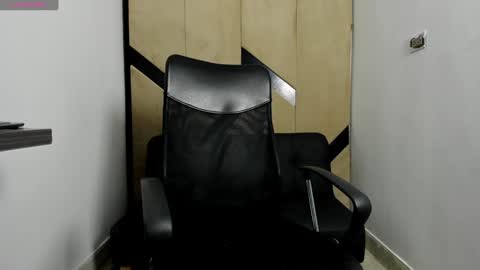 Snapshot of danielclarton chatting on February 8, 7:04 am DANIEL online show from February 8, 7:04 am