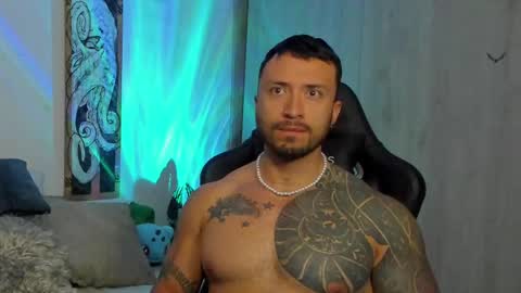 Snapshot of dave_max93 chatting on February 19, 5:49 pm DAVE MAX online show from February 19, 5:49 pm
