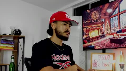 Snapshot of david_johnson372 chatting on December 11, 2:32 am Hey im David that loves to explore and speak their fantasies. Very open talktative and nice. Feel free to chat with me online show from December 11, 2:32 am