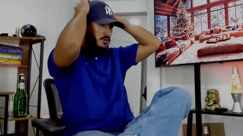Snapshot of david_johnson372 chatting on December 16, 1:10 am Hey im David that loves to explore and speak their fantasies. Very open talktative and nice. Feel free to chat with me online show from December 16, 1:10 am