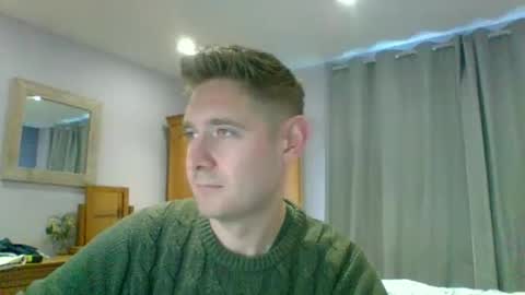 Snapshot of dirtylondon729 chatting on October 31, 1:03 pm Exhibitionist Ben online show from October 31, 1:03 pm