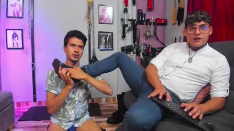 Snapshot of dom2travelers_sm chatting on February 21, 2:38 pm Diego Castell online show from February 21, 2:38 pm