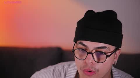 dontaylor_ online show from December 19, 3:25 am