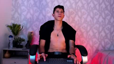 Snapshot of dorian_mystery chatting on December 9, 2:34 am dorian_mystery online show from December 9, 2:34 am
