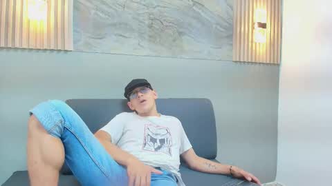 Snapshot of dylan_scott21 chatting on October 20, 7:51 pm DYLAN online show from October 20, 7:51 pm