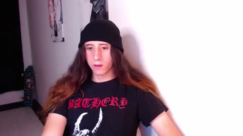 Snapshot of edward_chann chatting on January 27, 2:42 am edward_chann online show from January 27, 2:42 am