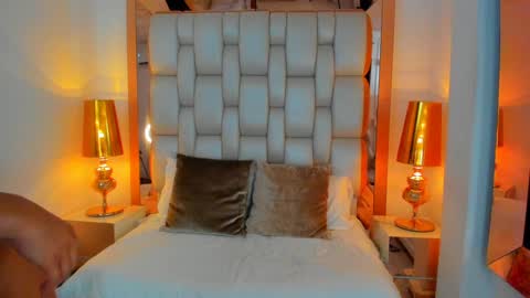 E L L I O T    V E L E Z online show from December 12, 8:43 pm