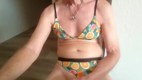 Snapshot of emmapeel5 chatting on October 13, 9:10 pm Emma online show from October 13, 9:10 pm