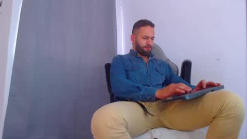 Snapshot of esteban7984068 chatting on December 5, 7:51 pm esteban online show from December 5, 7:51 pm