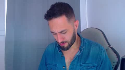 Snapshot of esteban7984068 chatting on December 21, 7:27 pm esteban online show from December 21, 7:27 pm