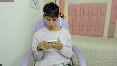 FER PHOENIX online show from April 22, 3:35 am