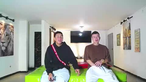 THOMAS AND DAMIAND online show from January 18, 8:55 pm