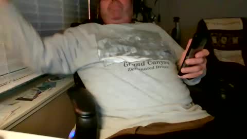 Snapshot of hottop_1981 chatting on February 4, 12:40 am Hottop 1981 online show from February 4, 12:40 am